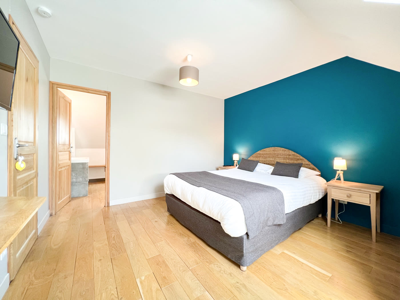 Chambre avec tête de lit en bois